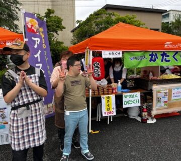 10時には、応援のみんなが参加してくれ、呼び込みなどを行っていただきました。