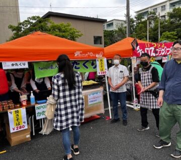 今年から理事長に就任された、小川典之理事長も参加され、ご利用者とともに、販売応援をおこなっていただきました。
