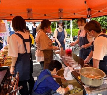 テント内でも、職員さんみんなで、盛り付け等を行い、裏方の作業で「てんやわんや」の一日でした。