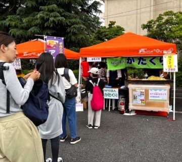 みんさんの協力により、今年も「行列のできる焼きそば店」となり、天気に負けることなく大盛況でした。