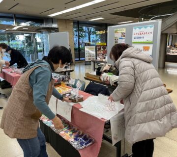 今年から、ビルの正面入り口広場で開催することとなり、例年と比べて、広いスペースで販売ができたことと、総武線と丸の内線の乗り換え通路が近くにあることから、客足も少し多く感じました。