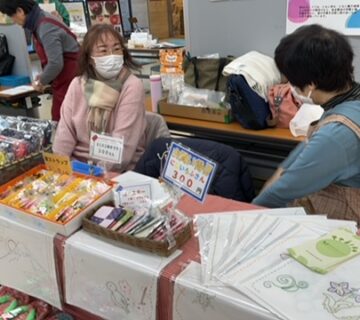 例年は、商品を製造しているご利用者が同行して、お客様とふれあいながら、お話をする機会を設けていますが、今回は、残念ながら、職員のみで販売いたしました。