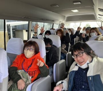 2月28日（金）お天気にも恵まれ、NPOかたくりを午前9：30ころ出発し、一路、狭山市堀兼に向かいます。 車両は 村山観光さんのマイクロバスと10人乗りレンタカーの2台となりました。職員含め総勢31名の日帰り研修となりました。