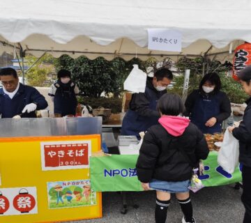 一方、かたくりのブースでは、小雪の舞う中で、一心不乱に ”焼きそば販売”に勤しんでおりました。