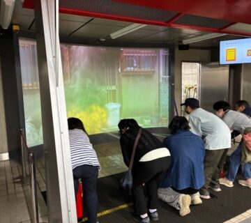 最後は、消火器の体験です。全員で消火器を使いモニターに映る炎めがけて放水を体験します。