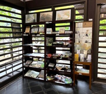正面入り口ホールの左わきに、展示販売コーナーがあり、そこに布ぞうり・にじいろふきんを納めさせていただきました。