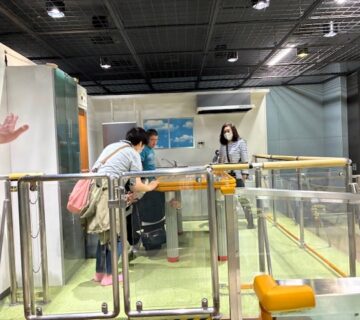 その後は、体験ブースに4人ずつ入り、阪神・淡路大震災・東日本大震災と同レベルの、震度７を、みんなで体験できました。