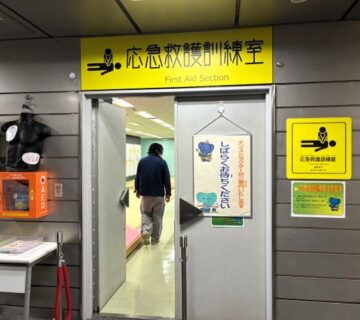 3番目には、胸骨圧迫（心臓マッサージ）とAEDの操作を体験しました。