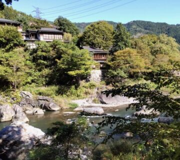 美術館は、御岳渓谷の中にあり、自然に囲まれた素晴らしい場所です。