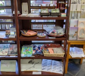 正面玄関の脇にある展示コーナーに商品を置かせて頂いています。