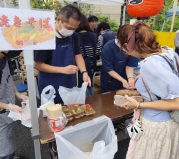 瞬く間に、行列のできる「焼きそば店」となりました。