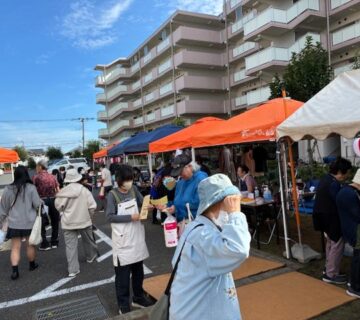 10月18日（土）村山団地自治会の秋祭りに参加をいたしました。当日は秋晴れで、絶好のお祭り日和となりました。