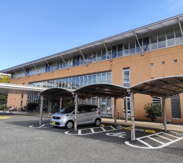 11月12日（水） 武蔵村山市民総合センターで市より委託を受けている、花壇の管理作業をおこないました。