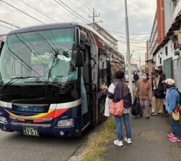 10月３１日（金） 今年は、山梨県笛吹市から甲州市勝沼方面へ出かけてきました。天気予報とおり朝方は晴れ間も見え、無事に出発できました。