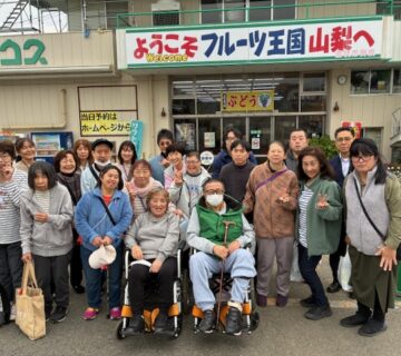 昼食・買い物は後は、バスでブドウ畑まで移動をしてお楽しみのブドウ狩りです。その前に記念撮影。