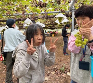 沢山食べて満足サインです。