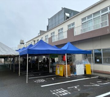 飲食の販売は駐車場でテントを張るなかで販売をしました。