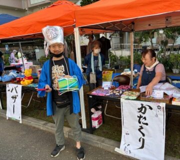 かたくりでは、布ぞうりなど自主製品と、やきそば・やきとりをはんばいしました。