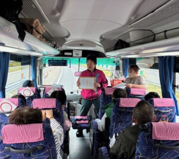 行きの車内では、新しく入職された大良さんと青木さんの進行でクイズ大会が行われました。