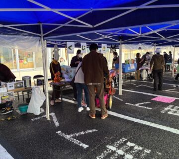 雨の中でも患者のご家族や病院職員の方々買いに来ていただきました。