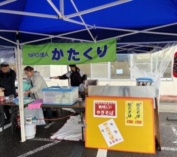 テントのすき間から流れる雨水対策を行いながら販売準備を進めます。