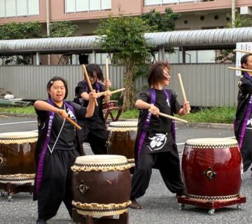 かたくりの斉藤伸枝さんが、さくらスマイルで太鼓の演奏を披露してくれました。