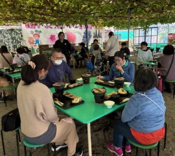 御坂グレープハウスさんに到着後すぐに「ほうとう御膳」の昼食です。