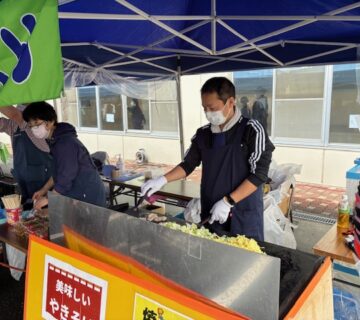 雨風にも負けず、焼きそば焼き続けます。昼過ぎまでで、３００食を完売できました。