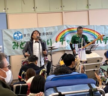 病院の棟内では、催し物が開催され、盛り上がりを見せていました。