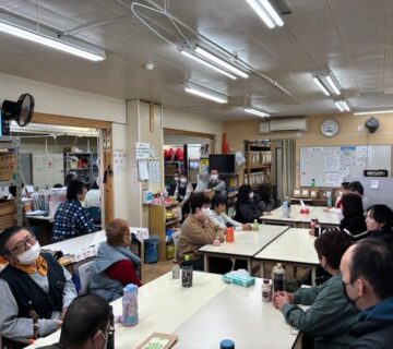 令和7年12月26日（金） 年末最後の通所日に「1年を納める会」を開催いたしました。 木住野職員の進行で始まりました。