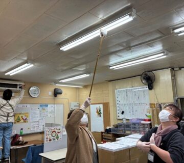 蛍光灯は、柔らかい布を棒の先に取り付けてふき取ります。