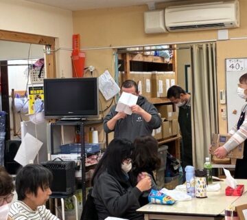 次に、令和7年の正月に、ご利用者みんなで1年間の目標を紙に書いていただきました。 それを見ながら1年間の振返りを一言ずつ話していただきました。