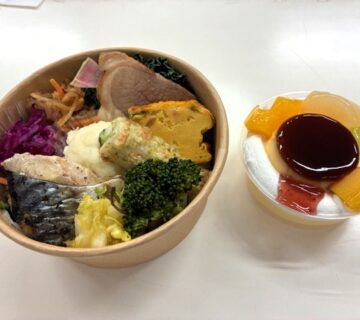 本日の昼食は「あいちゃんの台所さん」にお願いしたお弁当とプリンアラモードとなりました。