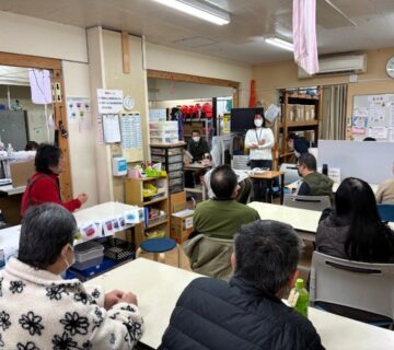 1月30日（金）ＮＰＯかたくり事業所において、今年度2回目の防災訓練を行いました。 第1回目は、立川防災館にて、防災体験を行い、第2回目は事業所にて訓練を行いました。 まずはじめは、職員と行う「通報訓練」です。ご利用者が119番に電話をかけ、職員が消防職員の代わりに、受け答えをします。