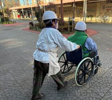 歩行の困難なご利用者は、職員が車イスにて、避難場所へ移動を行います。