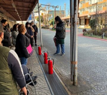 つづいては、消火訓練です。職員から消火器の取扱い方を丁寧に説明され、消防署よりお借りした消火器で、体験を行います。