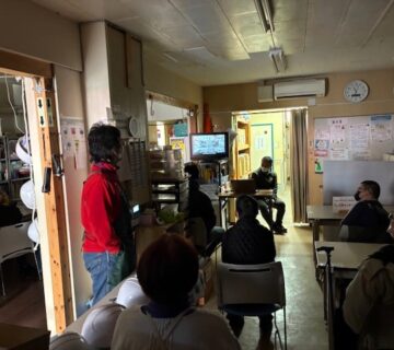 最後には、室内で防災ビデオを鑑賞して、防災訓練は終了しました。年に2回の訓練ですが、続けることによって、いざという時に体が動くように、訓練や体験を継続してまいります。