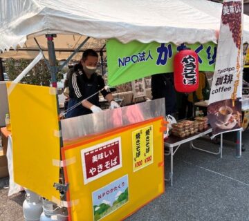 恒例の「かたくり屋台」では、木住野職員が、自慢の焼きそばを焼きました。