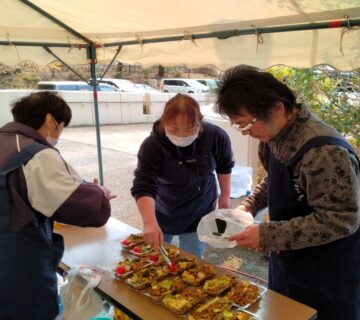 職員5人で参加をし、焼きそばをフードパックに詰め、販売しました。