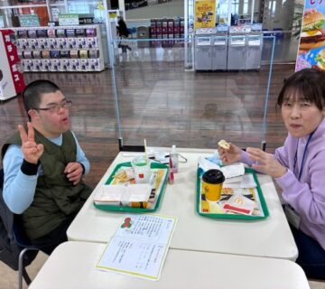 いちご狩りの後は、瑞穂のジョイフル本田に移動をして、フードコーナーにて、昼食をとりました。