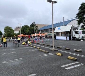 当日の現場は、早朝より設営作業に追われていました。飲食販売ブースは11団体・マルシェブースは２０店・ステージ参加団体は12団体が参加をしました。
