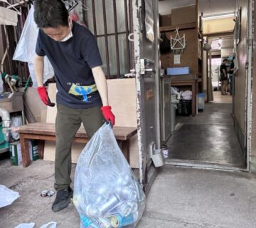 今日もNPOかたくりでは、ご利用者のみなさんが元気に働いています。平田さんは朝から缶つぶしに専念しています。