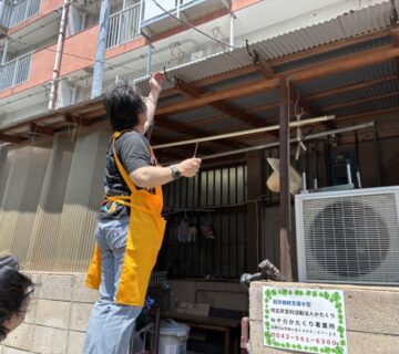 令和8年5月18日（月） 本日は晴天で、午後からは真夏日になるようです。 午前中の涼しい時間帯に、職員の大良職員とご利用者で、雨どいの取り付けをおこないました。送迎の車両が着く場所で、雨の日は、ご利用者が乗り降りする際に、職員が苦労していました。