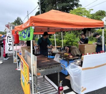 NPOかたくりのブースでは、午前8時より搬入を開始し、設営準備に職員がてんてこ舞いしていました。