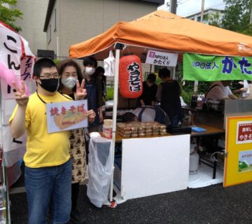 今回のフェスタにも、ご利用者6名が、販売応援で参加していただき、「行列のできる焼きそば店」の原動力となりました。