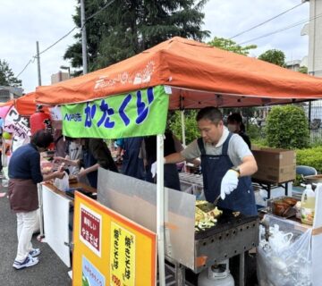 終盤の焼きそばは、木住野職員が担当しました。朝方に小雨もちらつく中のスタートでしたが、途中からは晴れ間ものぞき、ベストな状態で1日を終えることができました。職員や理事さんたちも、応援に駆けつけていただき、感謝感謝のフェスタとなりました。