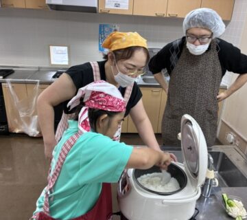 ご飯が炊ける時間になりましたので、ほぐす作業にかかります。