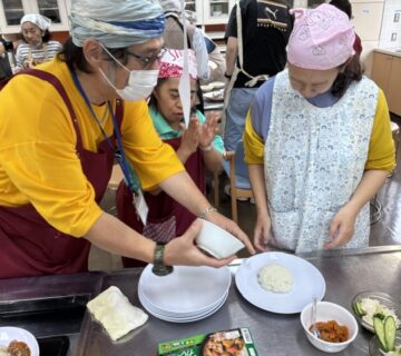 炊けたご飯を皿に盛りつける作業をしています。各班によって盛り付け方も色々です。
