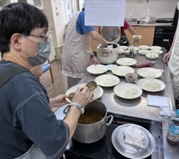 盛り付けたご飯に、カレーをかけて仕上がりです。