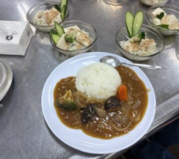 盛り付けたご飯に、カレーをかけて仕上がりです。